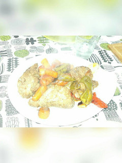 Una foto de Bondiola de cerdo con verduras al horno