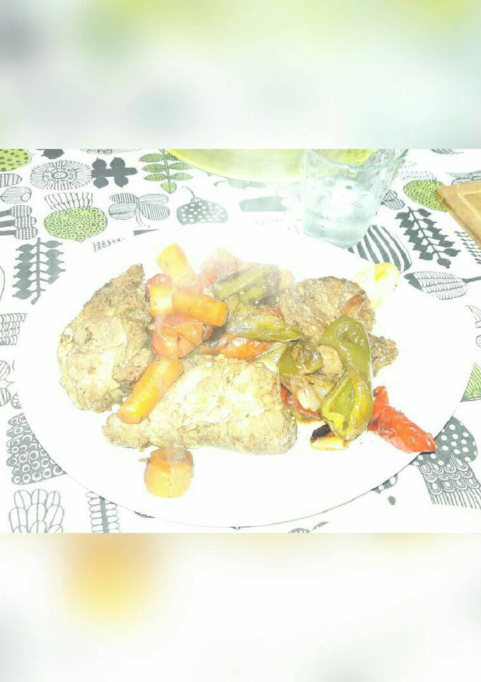 Una foto de Bondiola de cerdo con verduras al horno