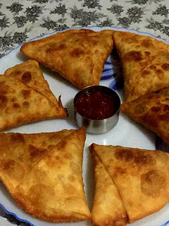 A picture of Spilt bengal gram samosa.