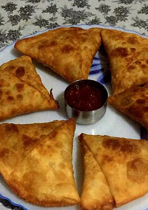 A picture of Spilt bengal gram samosa.
