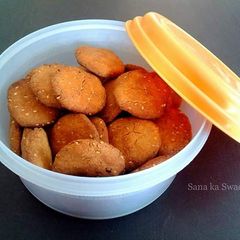 Meethi mathri A picture of Meethi mathri.
