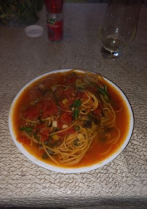 Una foto de Fideos con salsa de tomate en una sola olla