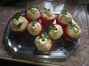 Una foto de tomates rellenos al microondas