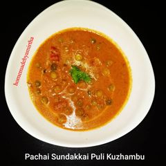 A picture of Pachai Sundakkai Puli Kuzhambu / Turkey Berry Tamarind Curry.