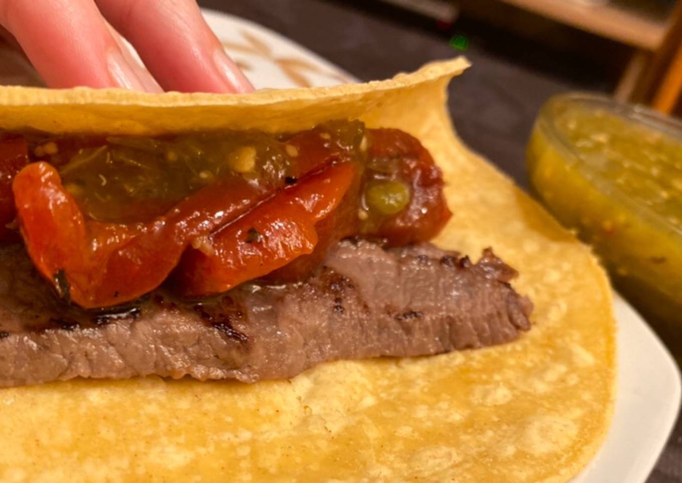 Tacos de lomo bajo de vaca, pimientos asados y tomatillos verdes con salsa picante 🌶