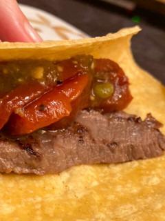 Una foto de Tacos de lomo bajo de vaca, pimientos asados y tomatillos verdes con salsa picante 🌶