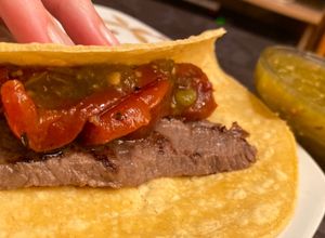 Foto principal de Tacos de lomo bajo de vaca, pimientos asados y tomatillos verdes con salsa picante 🌶