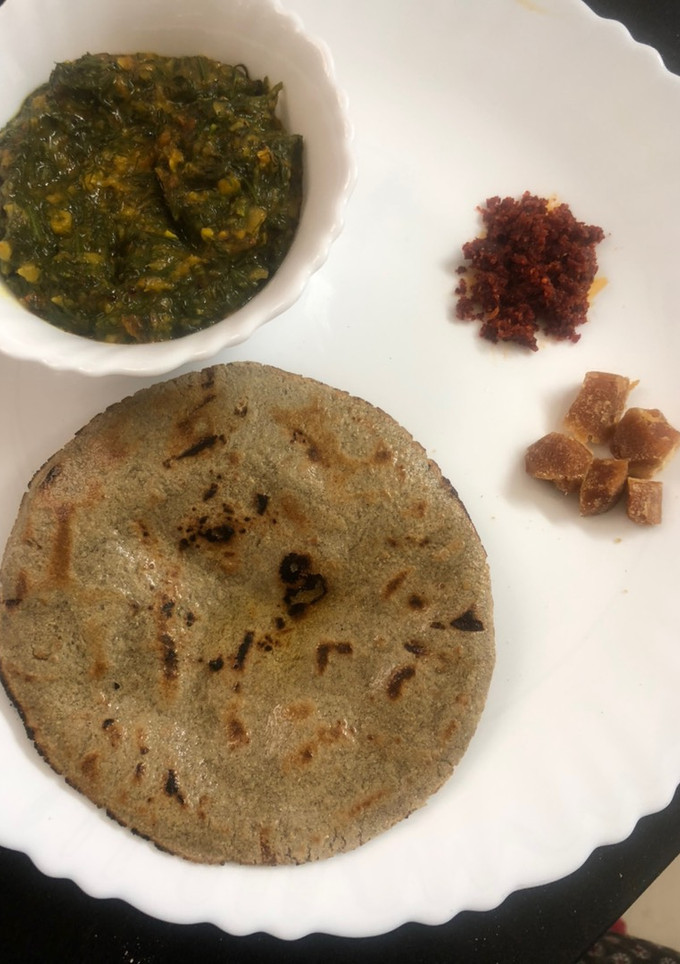 બાજરી નો રોટલો (Millet Flour Rotlo Recipe In Gujarati) રેસીપી મુખ્ય ફોટો