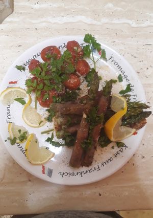 O poză a rețetei Sparanghel învelit în bacon cu roșii coapte și parmezan.