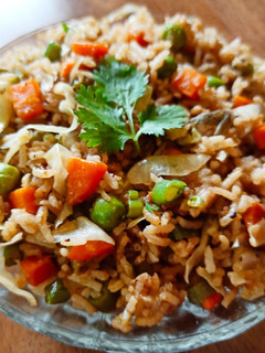 વેજીટેબલ ફ્રાઇડ રાઇસ (Vegetable Fried Rice Recipe In Gujarati) રેસીપી મુખ્ય ફોટો