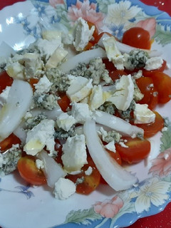 Una foto de Ensalada de quesos