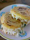 Arepas de maíz precocido con zanahoria relleno que queso