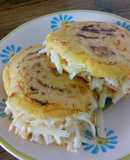 Arepas de maíz precocido con zanahoria relleno que queso