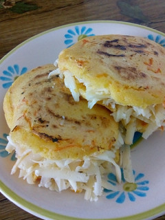 Una foto de Arepas de maíz precocido con zanahoria relleno que queso