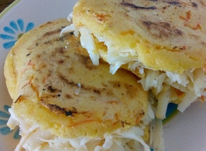 Una foto de Arepas de maíz precocido con zanahoria relleno que queso