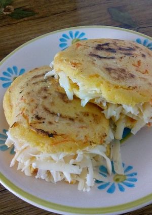 Una foto de Arepas de maíz precocido con zanahoria relleno que queso