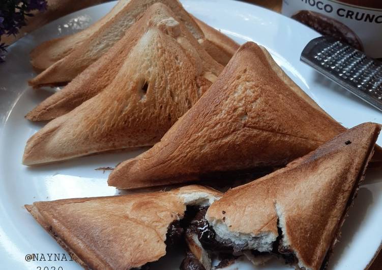 Roti Bakar Coklat Keju (Chocolate Cheese Toasted Bread)