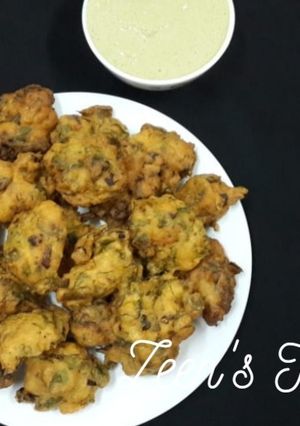 A picture of Amaranthus and 3 Lentil Pakoras.