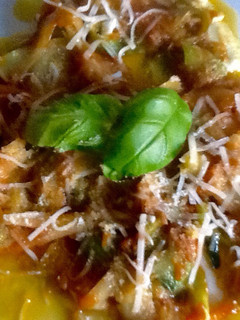 Una foto de Pappardelle de calabacín con tomate, mozzarella y parmesano