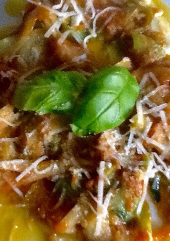 Una foto de Pappardelle de calabacín con tomate, mozzarella y parmesano