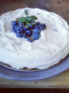 Una foto de Tarta de chocolate blanco, queso y arándanos