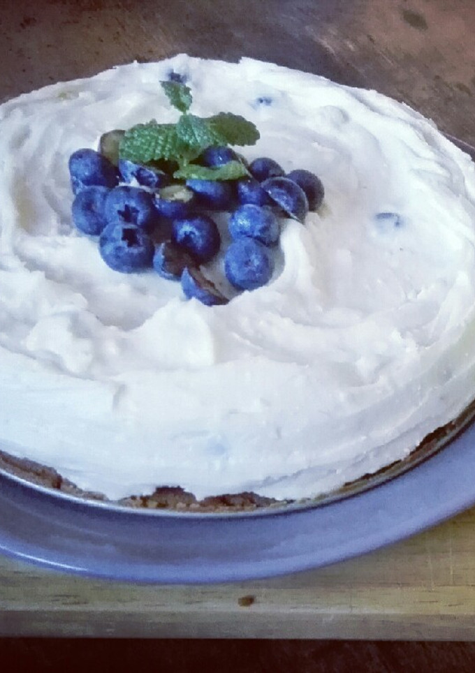 Una foto de Tarta de chocolate blanco, queso y arándanos
