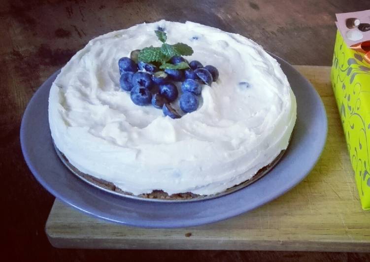 Tarta de chocolate blanco, queso y arándanos
