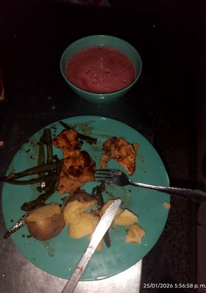 Una foto de Cerdo Caribe con pimentón papas y jugo de sandía