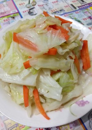 炒高麗菜點綴紅蘿蔔 的食譜成品照片