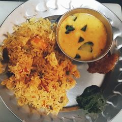 A picture of Peas pulav with garlic chutney.