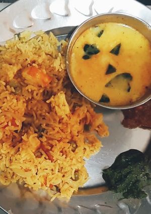 A picture of Peas pulav with garlic chutney.