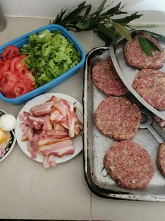 Una foto de Hamburguesas caseras a la parrilla🤑