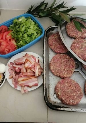 Una foto de Hamburguesas caseras a la parrilla🤑