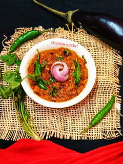 रोस्टेड बैंगन भरता (Roasted baingan bharta recipe in hindi) रेसिपी मुख्य फोटो
