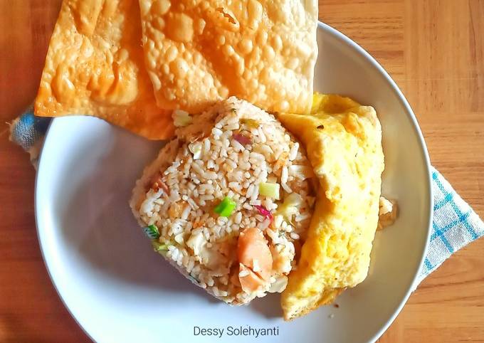 Nasi Goreng Sosis Telur Pangsit