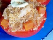 Una foto de tomates rellenos con quinua