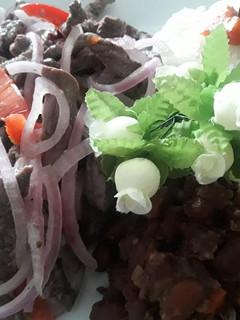 Una foto de Frejoles Negros con Saltado Carne de Res a lo Carmelita