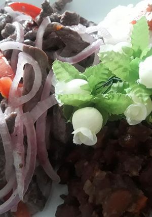 Una foto de Frejoles Negros con Saltado Carne de Res a lo Carmelita