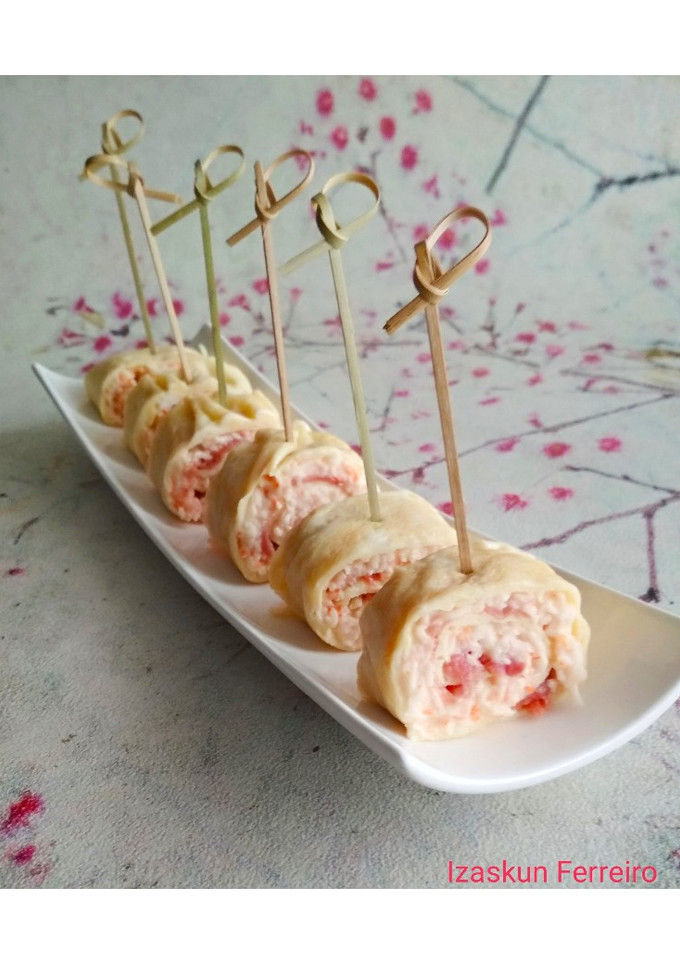 Una foto de Rollitos de tortilla con surimi y jamón