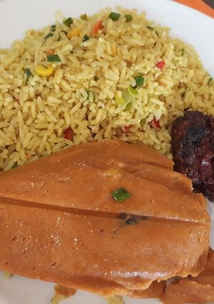 A picture of Fried rice,fried goat meat.