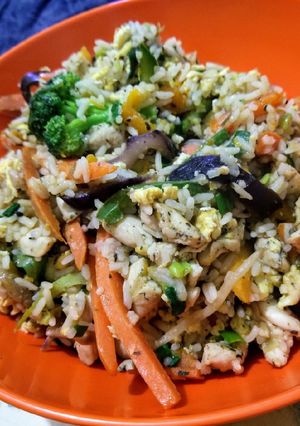 Una foto de Chow fan de pollo y verduras