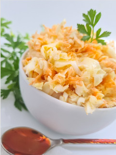 Una foto de Ensalada de col y zanahoria