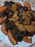 Rabo de añojo acompañado de boniato frito