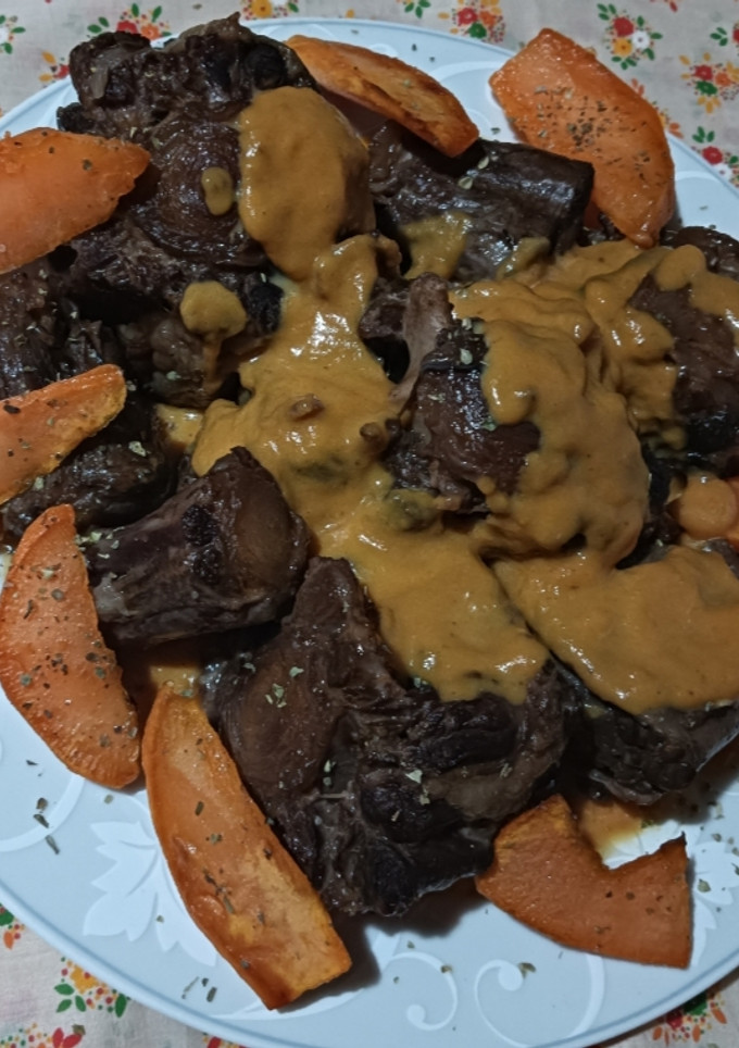 Una foto de Rabo de añojo acompañado de boniato frito