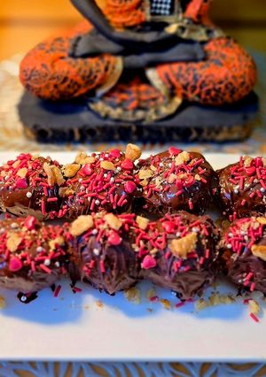 A picture of Chocolate Dipped Strawberry With Walnuts.