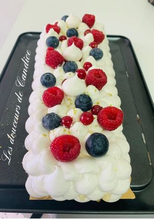 Une photo de Pavlova aux fruits rouges