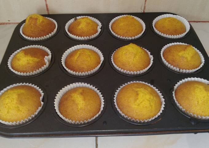 Recipe of Super Quick Yellow cornmeal cupcakes
