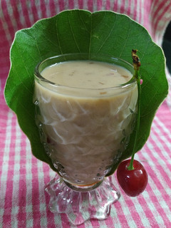 ચેરી મિલ્કશેક (Cherry Milkshake Recipe In Gujarati) રેસીપી મુખ્ય ફોટો
