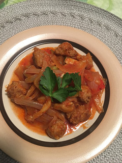 A picture of Home style hot sausage in tomato sauce (σπετζοφαι Εύβοιας)🇬🇷🇮🇹.