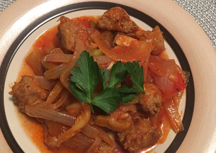 Recipe of Award-winning Home style hot sausage in tomato sauce (σπετζοφαι Εύβοιας)🇬🇷🇮🇹